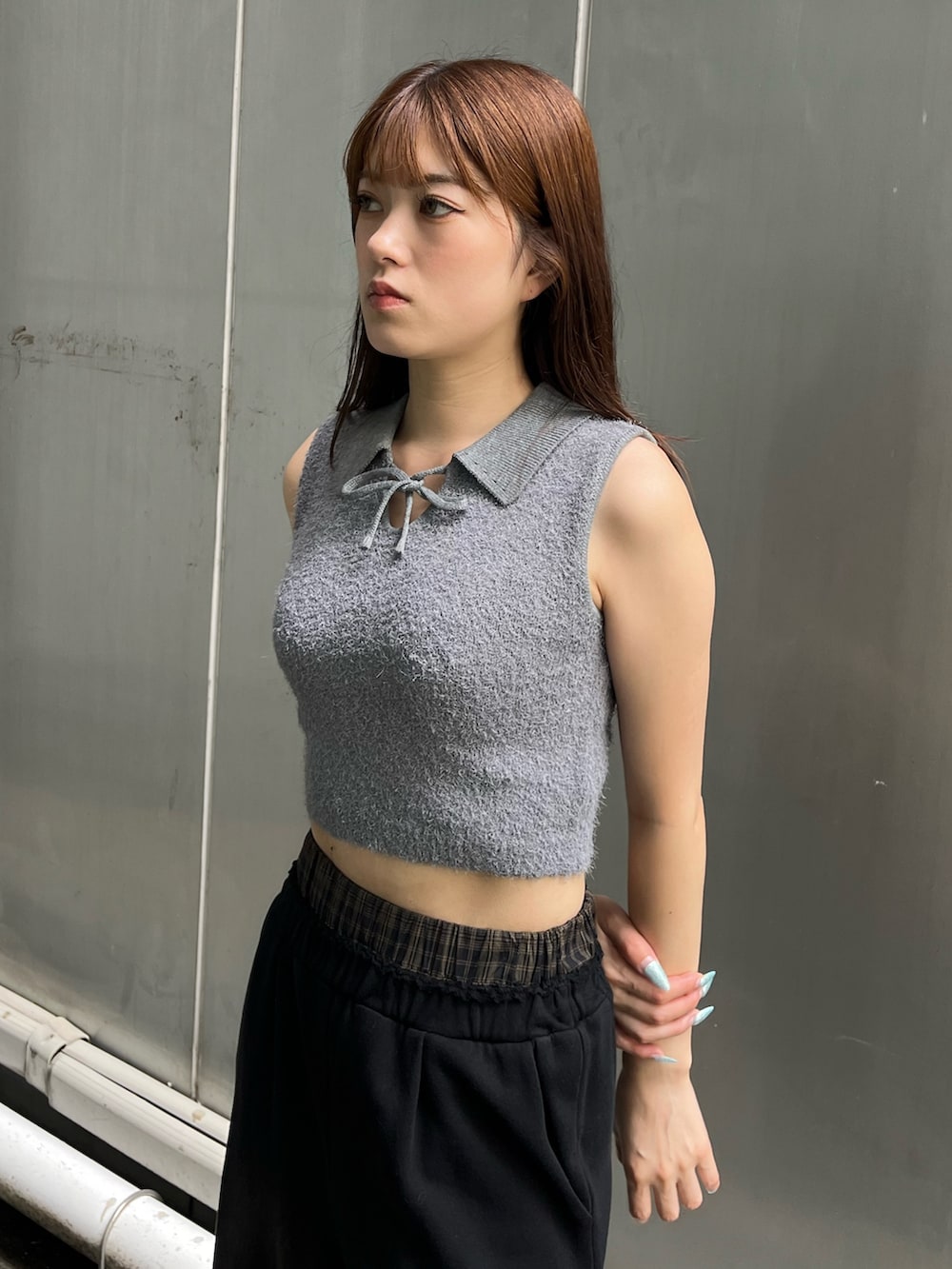 ブラック系のスニーカー、ブラック系のスウェットパンツ、グレー系のニット/セーターを着用したレディースの夏コーディネートの5枚目の写真