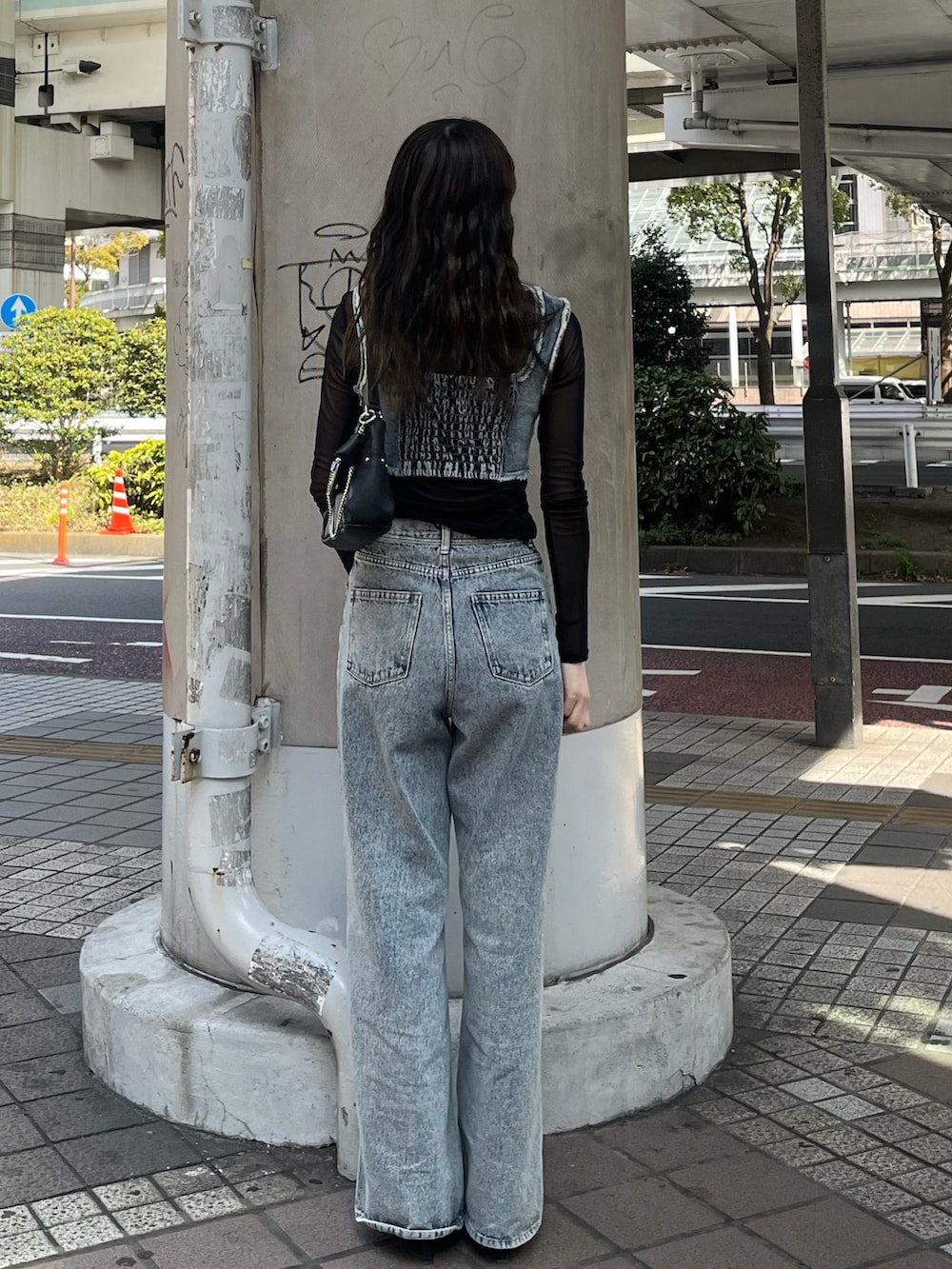 ブラック系のパンプス、ブルー系のデニムパンツ、ブラック系のTシャツ/カットソーを着用したレディースの春コーディネートの3枚目の写真