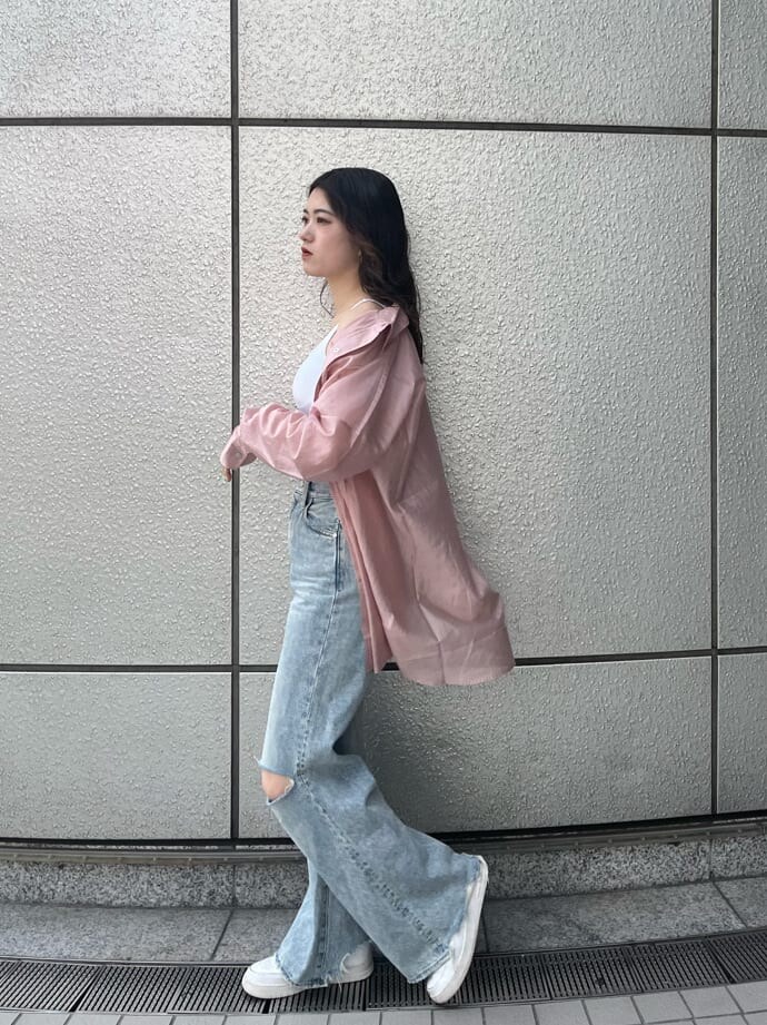 ピンク系のシャツ/ブラウス、ホワイト系のタンクトップを着用したレディースの夏コーディネートの4枚目の写真