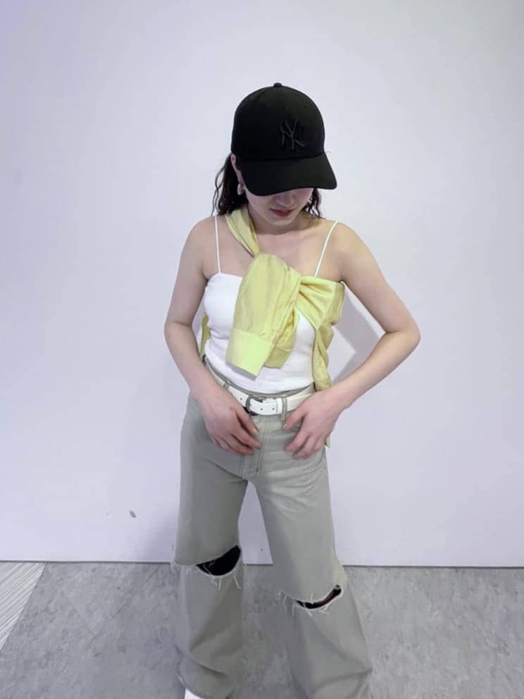 ホワイト系のサンダル、イエロー系のシャツ/ブラウス、ベージュ系のデニムパンツを着用したレディースの夏コーディネートの4枚目の写真