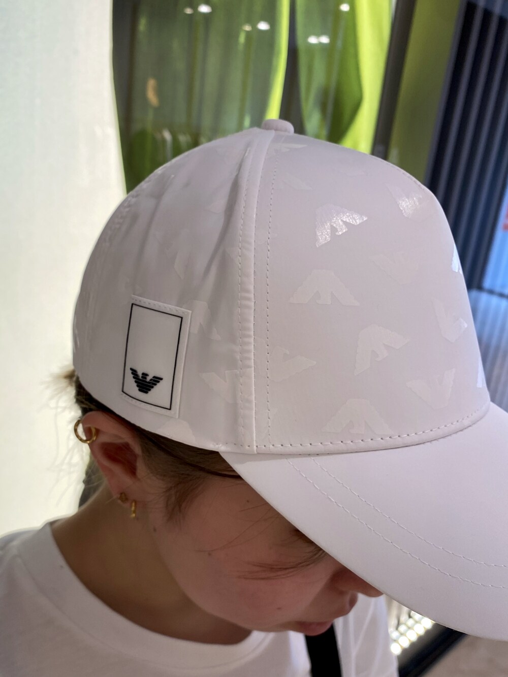 ホワイト系のTシャツ/カットソー、ブラック系のデニムパンツ、ブラック系のトレンチコートを着用したレディースの春コーディネートの3枚目の写真