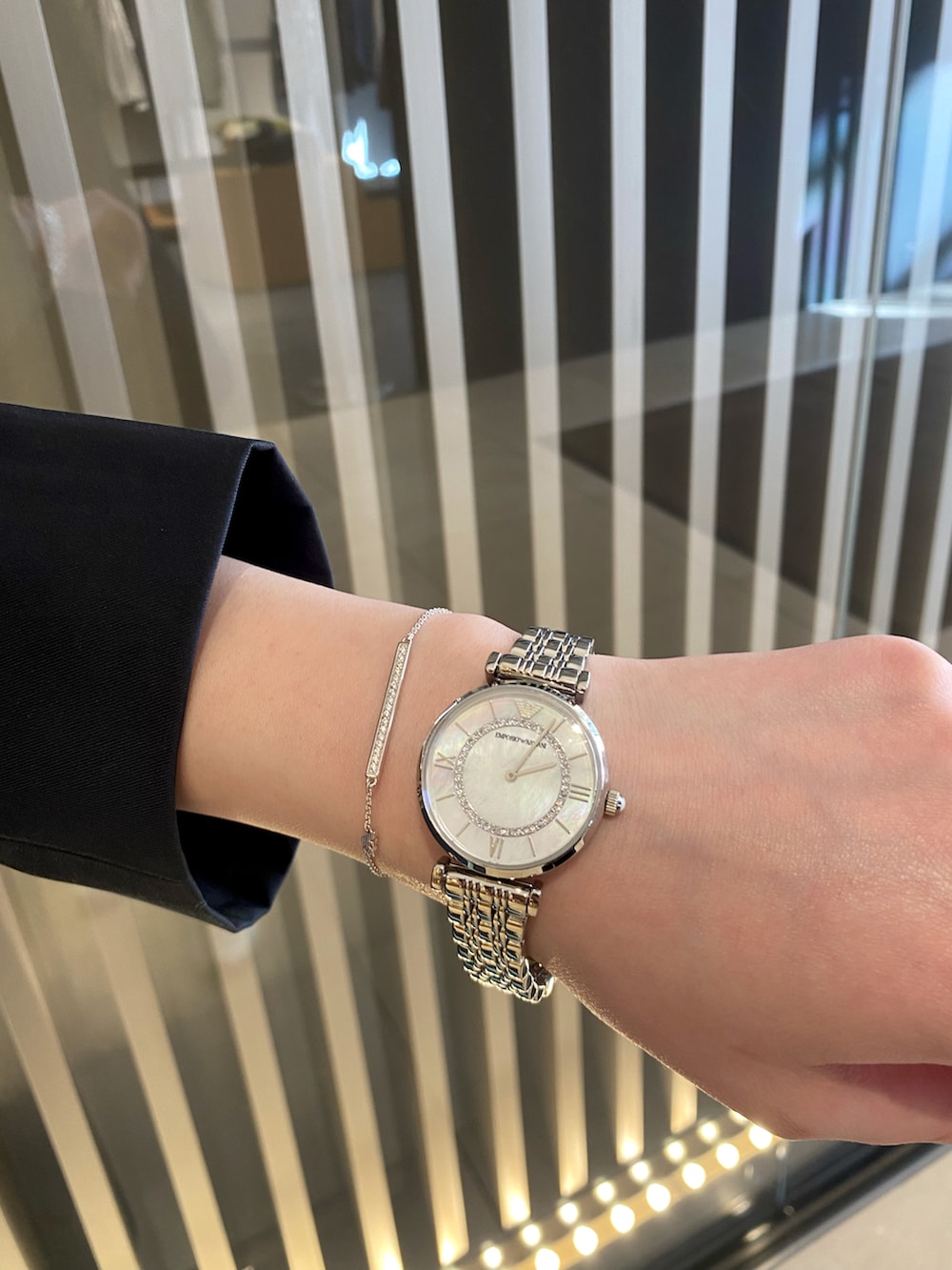 「EMPORIO ARMANI、エンポリオアルマーニ、低身長コーデ、春夏コーデ、大人カジュアル、トレンチコート、着回しコーデ」|「EMPORIO ARMANIの【エンポリオ アルマーニ】ドレス フレアヘム&ワイドスペースリブフリル(ワンピース、グリーン系)」を使った、まぉ☺︎さん(レディース・159cm)の春コーディネートの2枚目の写真