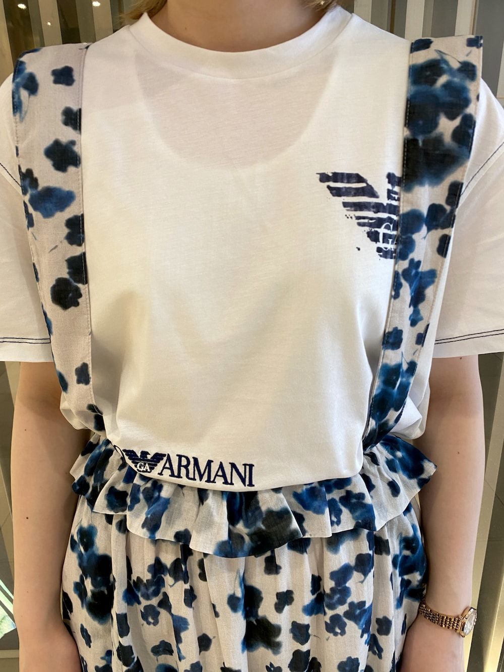 ホワイト系のシャツ/ブラウス、ホワイト系のスカート、ブルー系のショルダーバッグを着用したレディースの春コーディネートの3枚目の写真