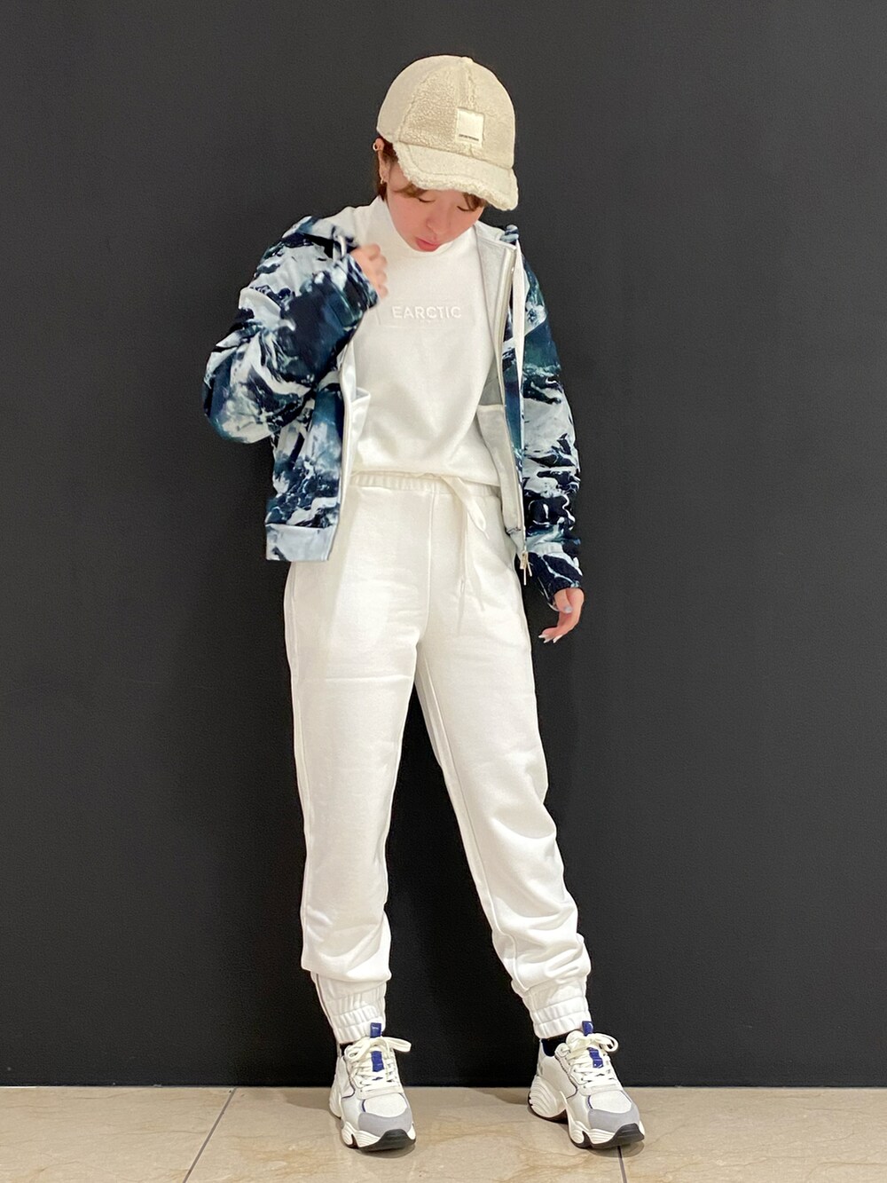 ホワイト系のスウェット、ブルー系のパーカー、ホワイト系のスウェットパンツを着用したレディースの秋コーディネートの2枚目の写真