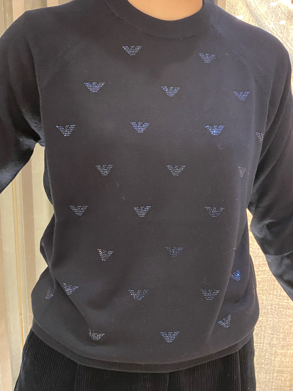 ベージュ系のジャケット/アウター、ブルー系のニット/セーター、ブルー系のパンツを着用したレディースの秋コーディネートの4枚目の写真