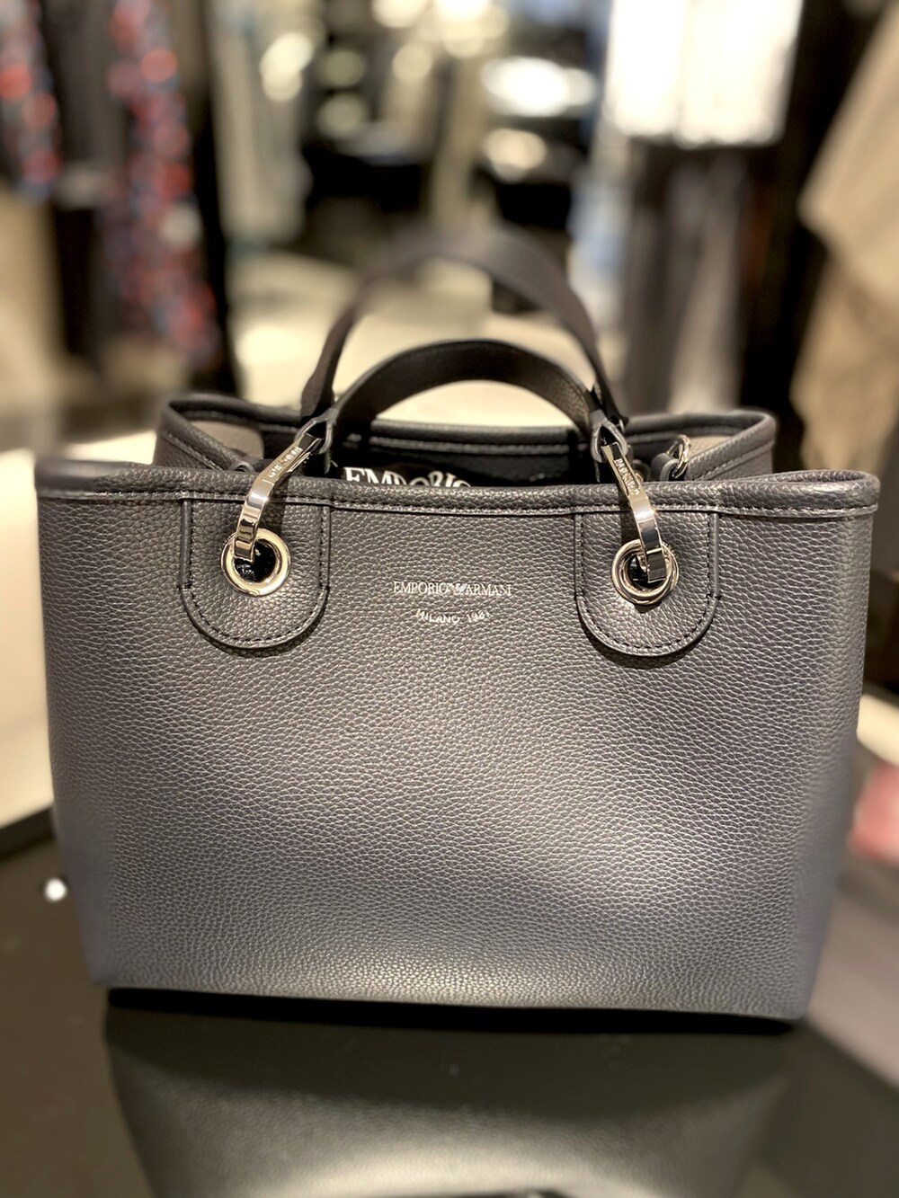 ブルー系のパーカー、ブルー系のワンピース、ブルー系のハンドバッグを着用したレディースの秋コーディネートの2枚目の写真