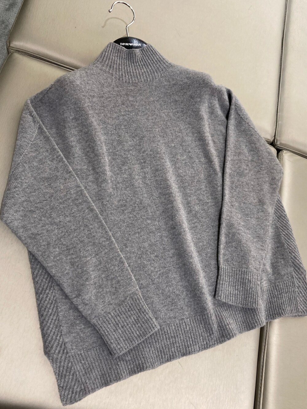「EMPORIO ARMANI、エンポリオアルマーニ、着回しコーデ、秋冬コーデ、低身長コーデ、オトナカジュアル」|「EMPORIO ARMANIのアイテム(ニット/セーター、グレー系)」を使った、まぉ☺︎さん(レディース・159cm)の秋コーディネートの3枚目の写真