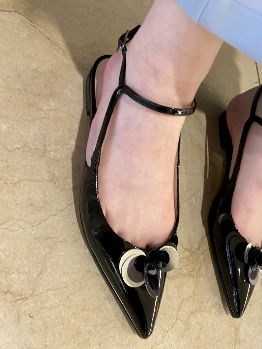 ブルー系のワンピース/ドレス、ブラック系のパンプス、ブラック系のハンドバッグを着用したレディースの冬コーディネートの3枚目の写真