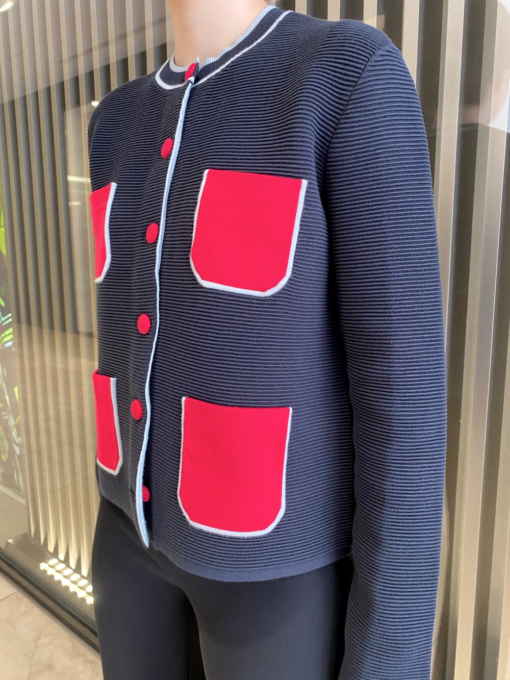 ブラック系のハンドバッグ、ブラック系のその他パンツ、ブラック系のシューズを着用したレディースの夏コーディネートの2枚目の写真