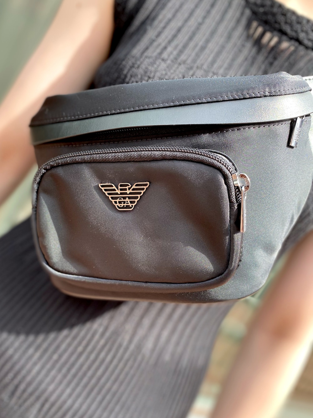 ブラック系のワンピース、ブラック系のボディバッグ/ウエストポーチ、ブラック系のスニーカーを着用したレディースの夏コーディネートの3枚目の写真