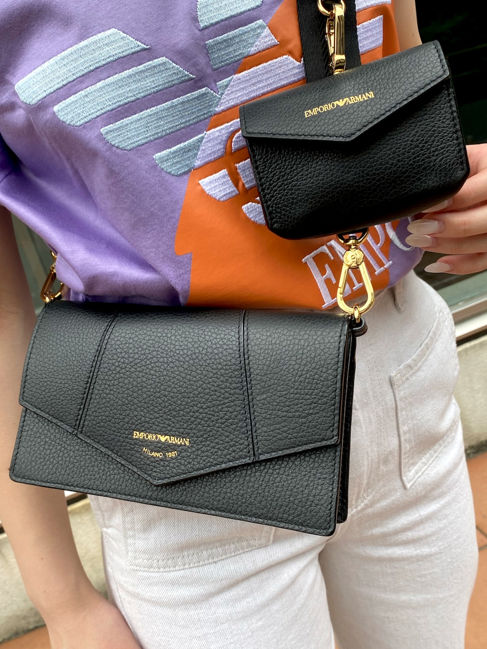「EMPORIO ARMANI、エンポリオアルマーニ、低身長コーデ、休日コーデ、カジュアル、Tシャツ、デニム、Tシャツ×デニム、スニーカー」|「EMPORIO ARMANIの【エンポリオ アルマーニ】Tシャツ オーガニックジャージー ボールドEAロゴ(Tシャツ/カットソー、パープル系)」を使った、まぉ☺︎さん(レディース・158cm)の秋コーディネートの4枚目の写真