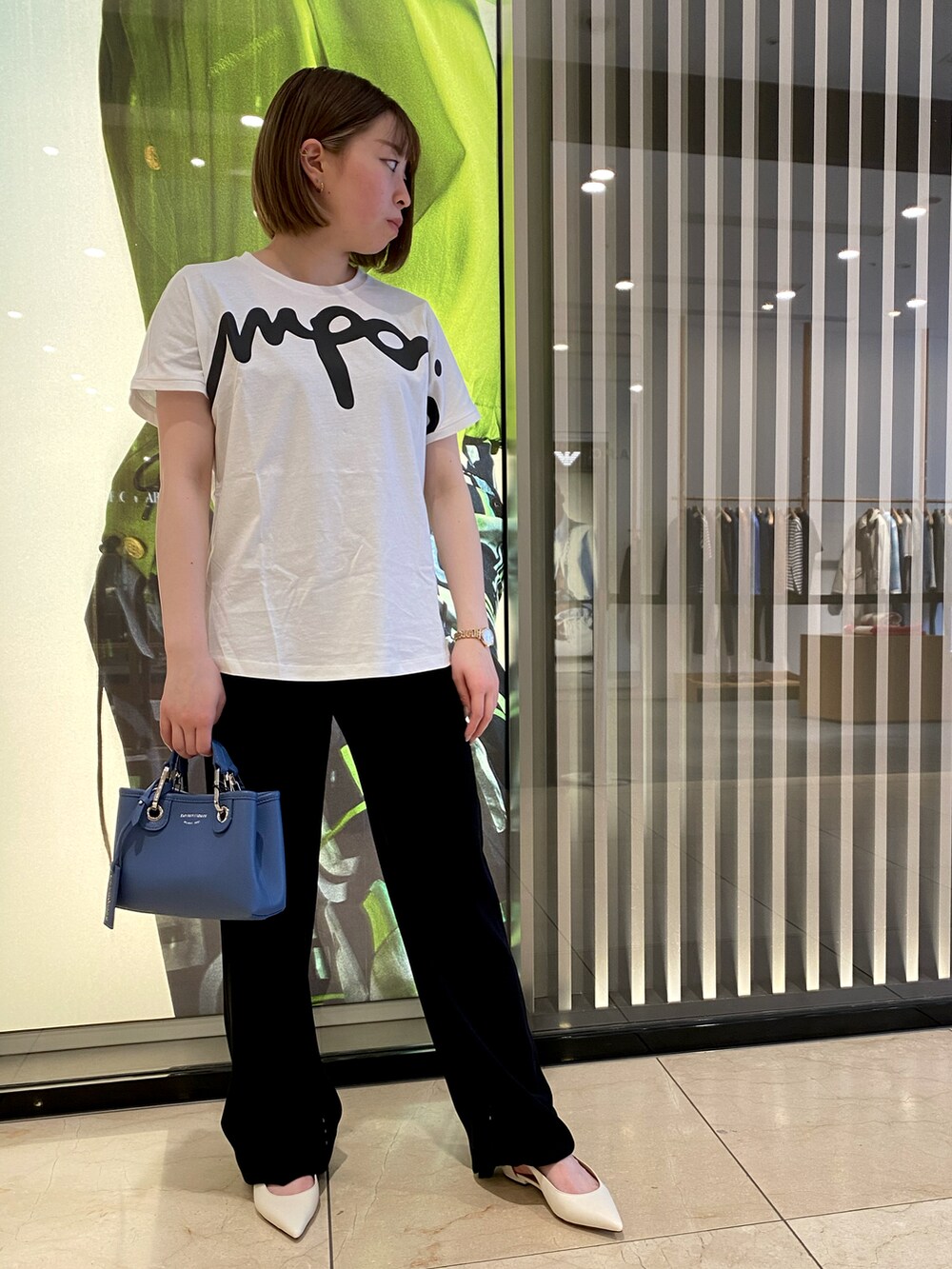 ブルー系のブルゾン、ホワイト系のTシャツ/カットソー、ブルー系のショルダーバッグを着用したレディースの春コーディネートの2枚目の写真