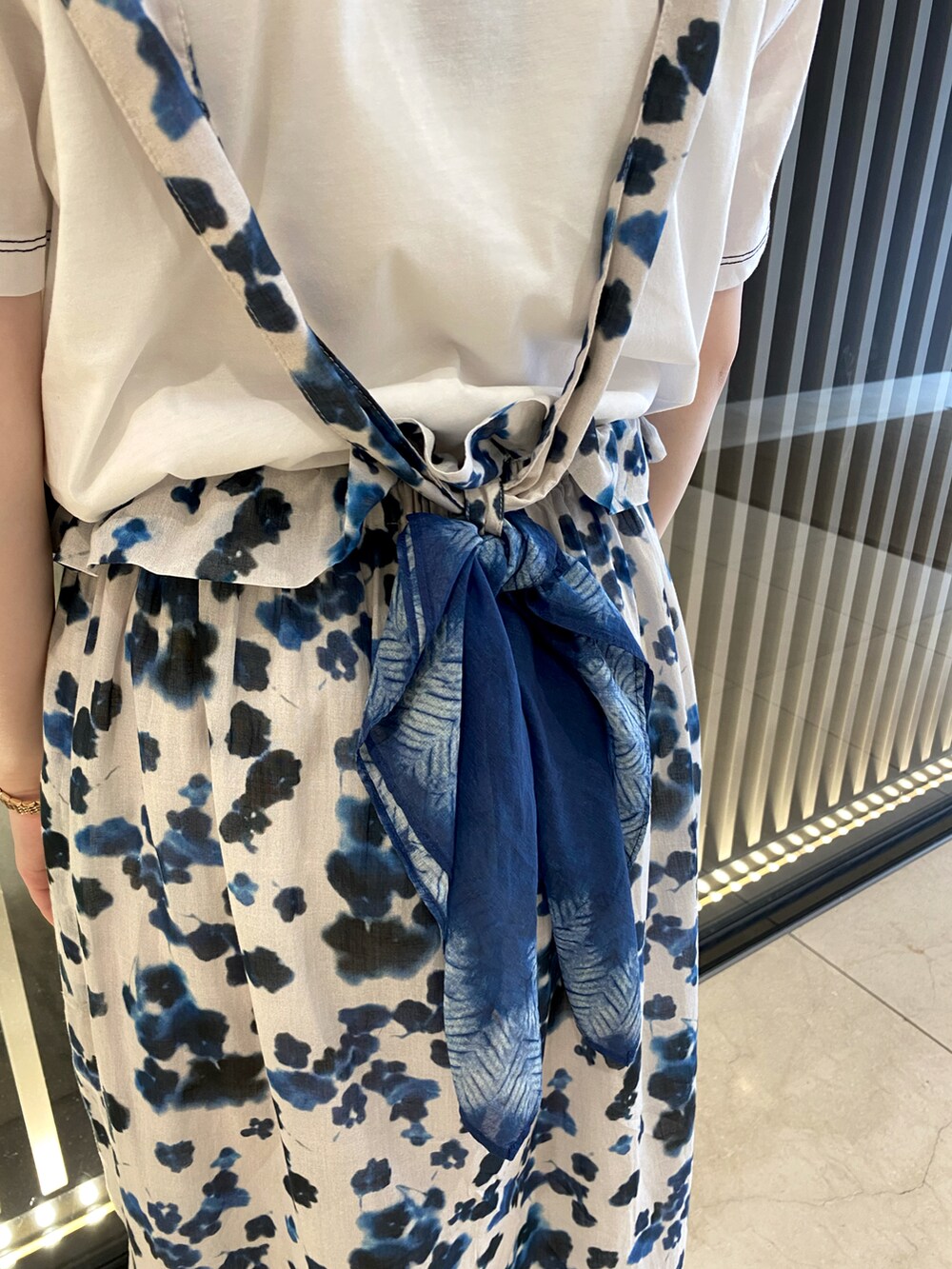 ホワイト系のシャツ/ブラウス、ホワイト系のスカート、ブルー系のショルダーバッグを着用したレディースの春コーディネートの4枚目の写真