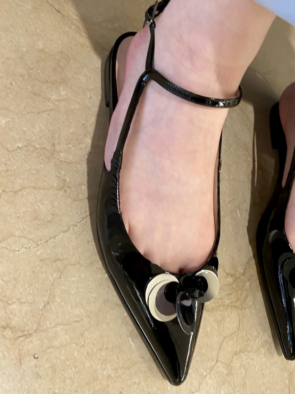 ホワイト系のジャケット/アウター、ブラック系のシューズ、ブラック系のハンドバッグを着用したレディースの冬コーディネートの4枚目の写真