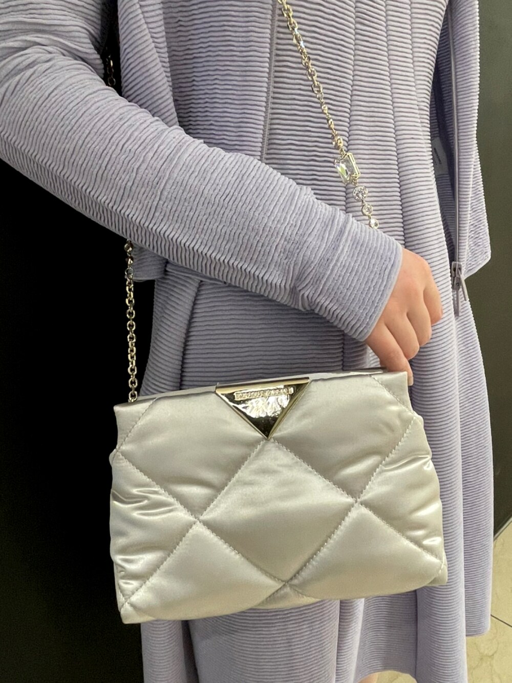 パープル系のカーディガン/ボレロ、パープル系のワンピース/ドレス、シルバー系のバッグを着用したレディースの春コーディネートの2枚目の写真