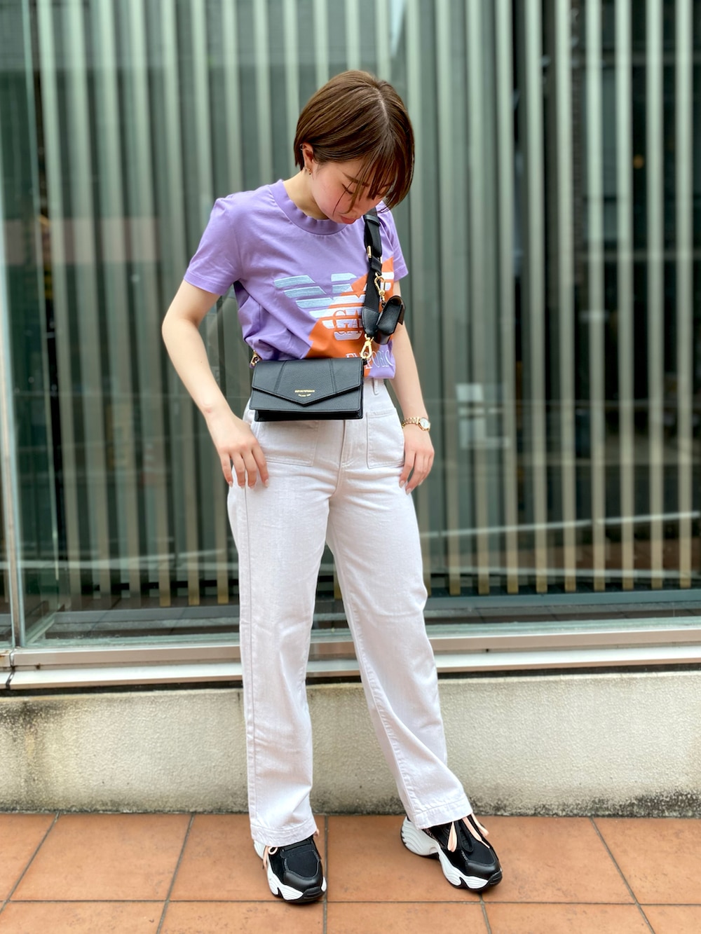 「EMPORIO ARMANI、エンポリオアルマーニ、低身長コーデ、休日コーデ、カジュアル、Tシャツ、デニム、Tシャツ×デニム、スニーカー」|「EMPORIO ARMANIの【エンポリオ アルマーニ】Tシャツ オーガニックジャージー ボールドEAロゴ(Tシャツ/カットソー、パープル系)」を使った、まぉ☺︎さん(レディース・158cm)の秋コーディネートの2枚目の写真