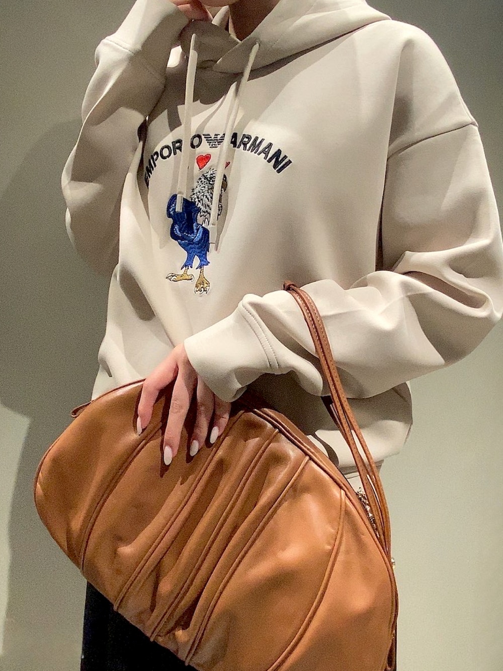「EMPORIO ARMANI、エンポリオアルマーニ、低身長コーデ、パーカーコーデ、大人カジュアル、秋コーデ、リラックススタイル」|「EMPORIO ARMANIのアイテム(キャップ、ブラック系)」を使った、まぉ☺︎さん(レディース・158cm)の夏コーディネートの2枚目の写真