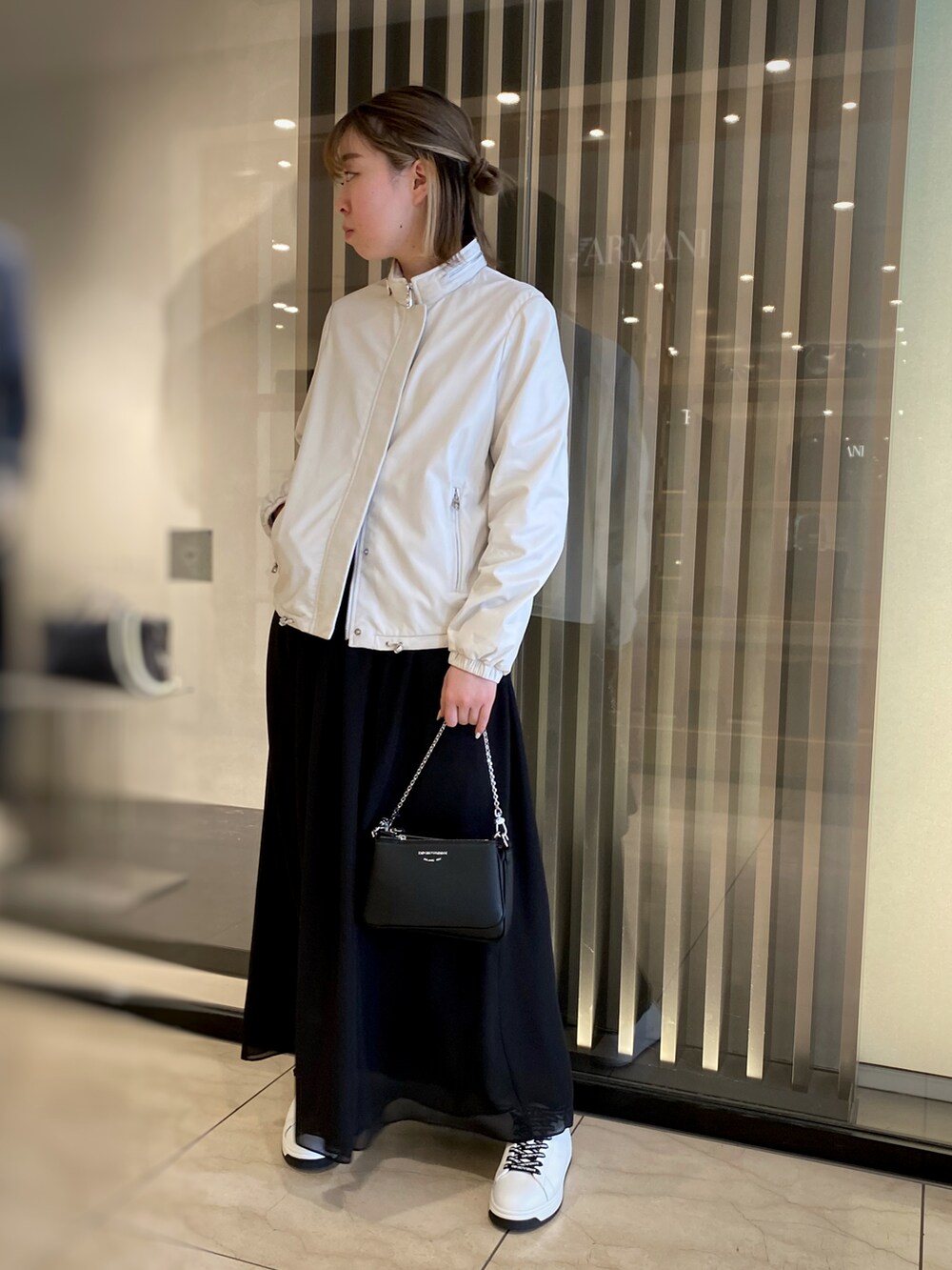 「EMPORIO ARMANI、エンポリオアルマーニ、低身長コーデ、春コーデ、春夏コーデ、休日スタイル、大人カジュアル、スカートスタイル」|「EMPORIO ARMANIのアイテム(ライダースジャケット、ホワイト系)」を使った、まぉ☺︎さん(レディース・158cm)の春コーディネートの2枚目の写真