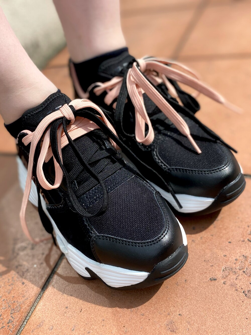 ブラック系のワンピース、ブラック系のボディバッグ/ウエストポーチ、ブラック系のスニーカーを着用したレディースの夏コーディネートの4枚目の写真