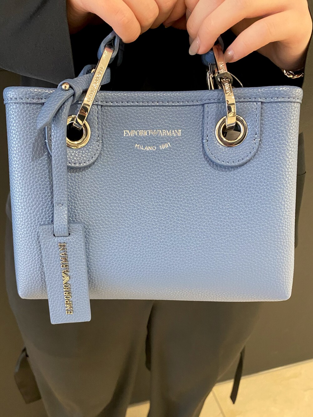 ブラック系のシャツ/ブラウス、ブルー系のショルダーバッグ、ブラック系のパンツを着用したレディースの冬コーディネートの3枚目の写真