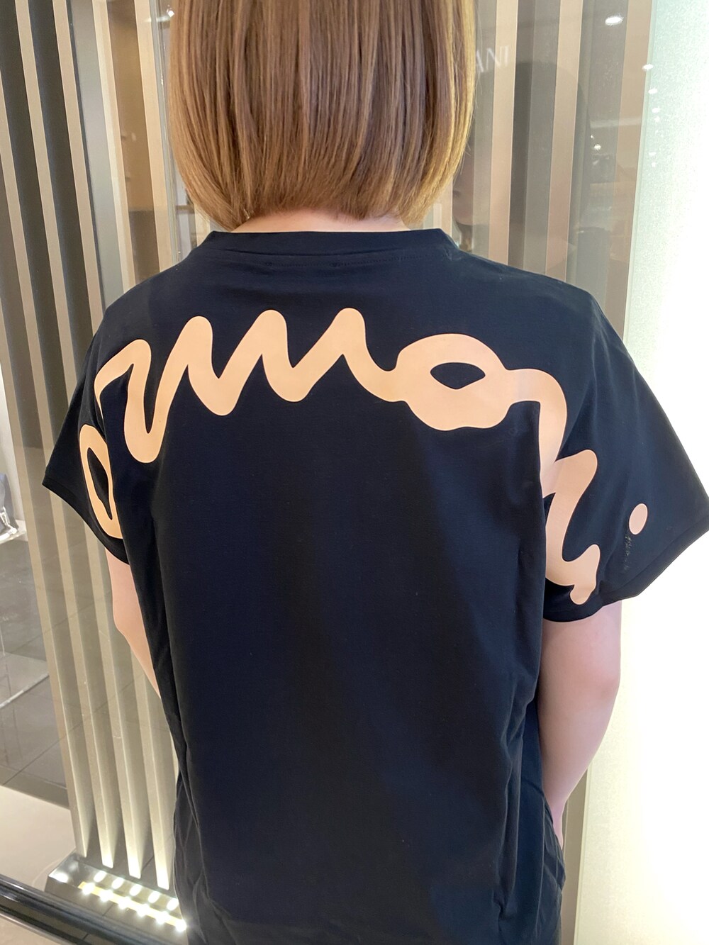 ブルー系のブルゾン、ホワイト系のTシャツ/カットソー、ブルー系のショルダーバッグを着用したレディースの春コーディネートの4枚目の写真