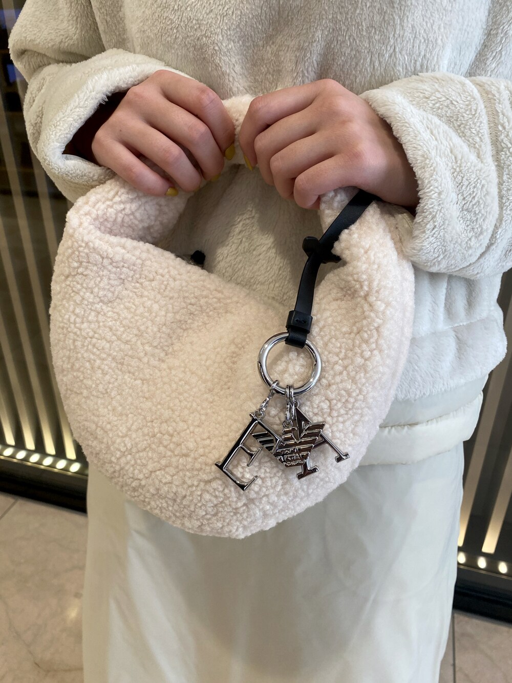 「EMPORIO ARMANI、エンポリオアルマーニ、カプセルコレクション、CHALET、低身長コーデ、秋冬コーデ、オトナ女子、ホワイトコーデ、着回しコーデ」|「EMPORIO ARMANIのアイテム(トップス、ホワイト系)」を使った、まぉ☺︎さん(レディース・159cm)の秋コーディネートの2枚目の写真