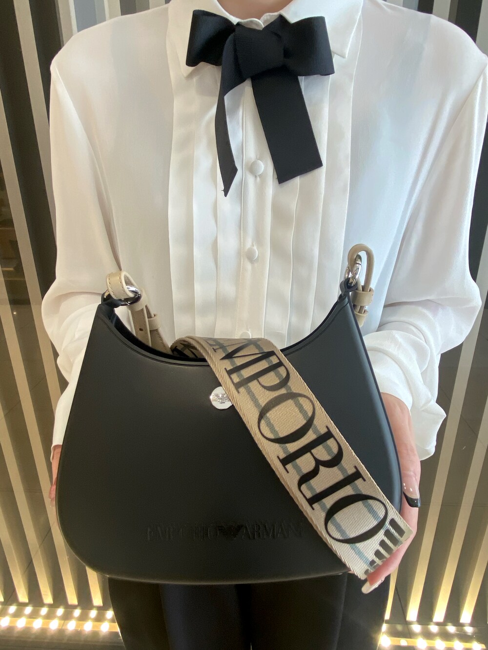 ホワイト系のシャツ/ブラウス、ブラック系のパンツ、ブラック系のブーツを着用したレディースの夏コーディネートの2枚目の写真