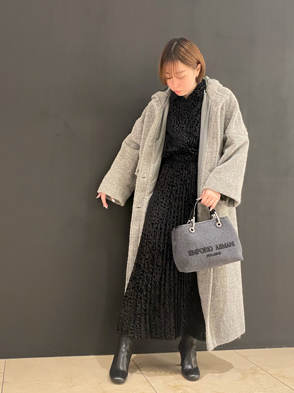 ブラック系のドレス、グレー系のジャケット/アウター、グレー系のショルダーバッグを着用したレディースの秋コーディネートの2枚目の写真