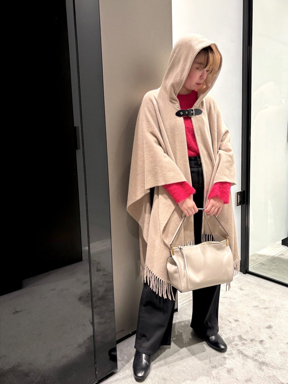 「EMPORIO ARMANI、エンポリオアルマーニ、着回しコーデ、秋冬コーデ、低身長コーデ、お出かけコーデ、オトナカジュアル、ポンチョ」|「EMPORIO ARMANIの【エンポリオ アルマーニ】シームレスセーター アルパカ チェックモチーフ(ニット/セーター、レッド系)」を使った、まぉ☺︎さん(レディース・159cm)の秋コーディネートの2枚目の写真