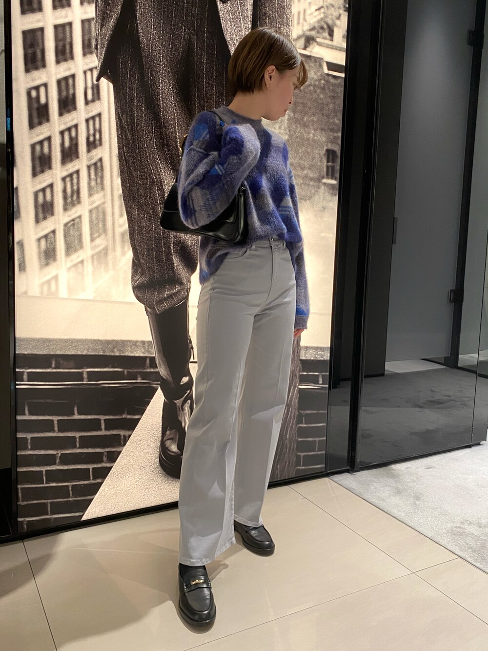 「EMPORIO ARMANI、エンポリオアルマーニ、低身長コーデ、秋冬コーデ、大人カジュアル、休日スタイル、着回しコーデ」|「EMPORIO ARMANIのアイテム(ローファー、ブラック系)」を使った、まぉ☺︎さん(レディース・159cm)の秋コーディネートの2枚目の写真