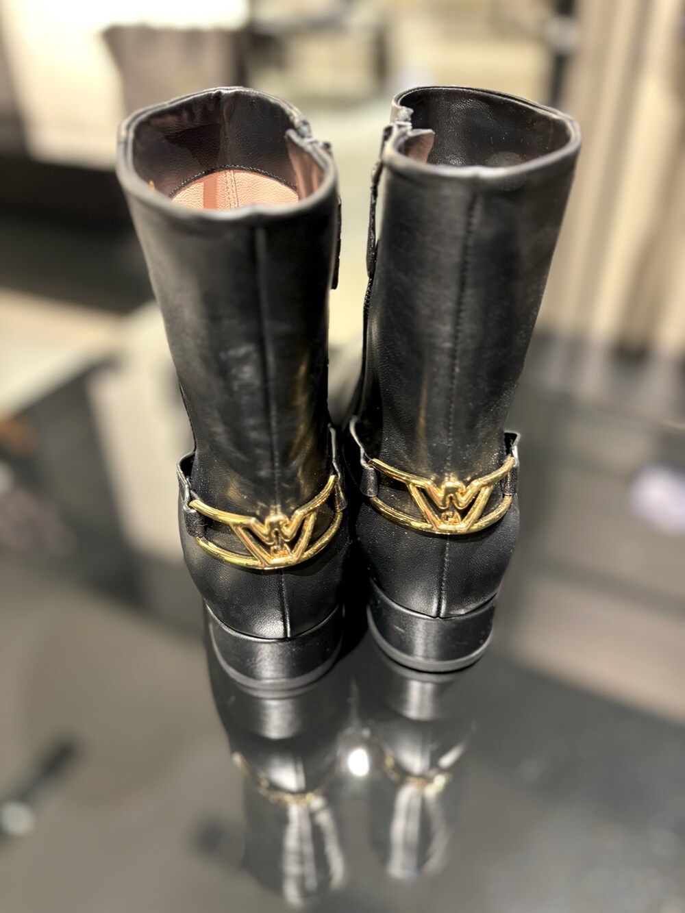 「EMPORIO ARMANI、エンポリオアルマーニ、着回しコーデ、秋冬コーデ、低身長コーデ、大人コーデ」|「EMPORIO ARMANIの【エンポリオ アルマーニ】ブラウス サテン チェックプリント マルチカラーシェーディング(シャツ/ブラウス、ブルー系)」を使った、まぉ☺︎さん(レディース・159cm)の秋コーディネートの2枚目の写真