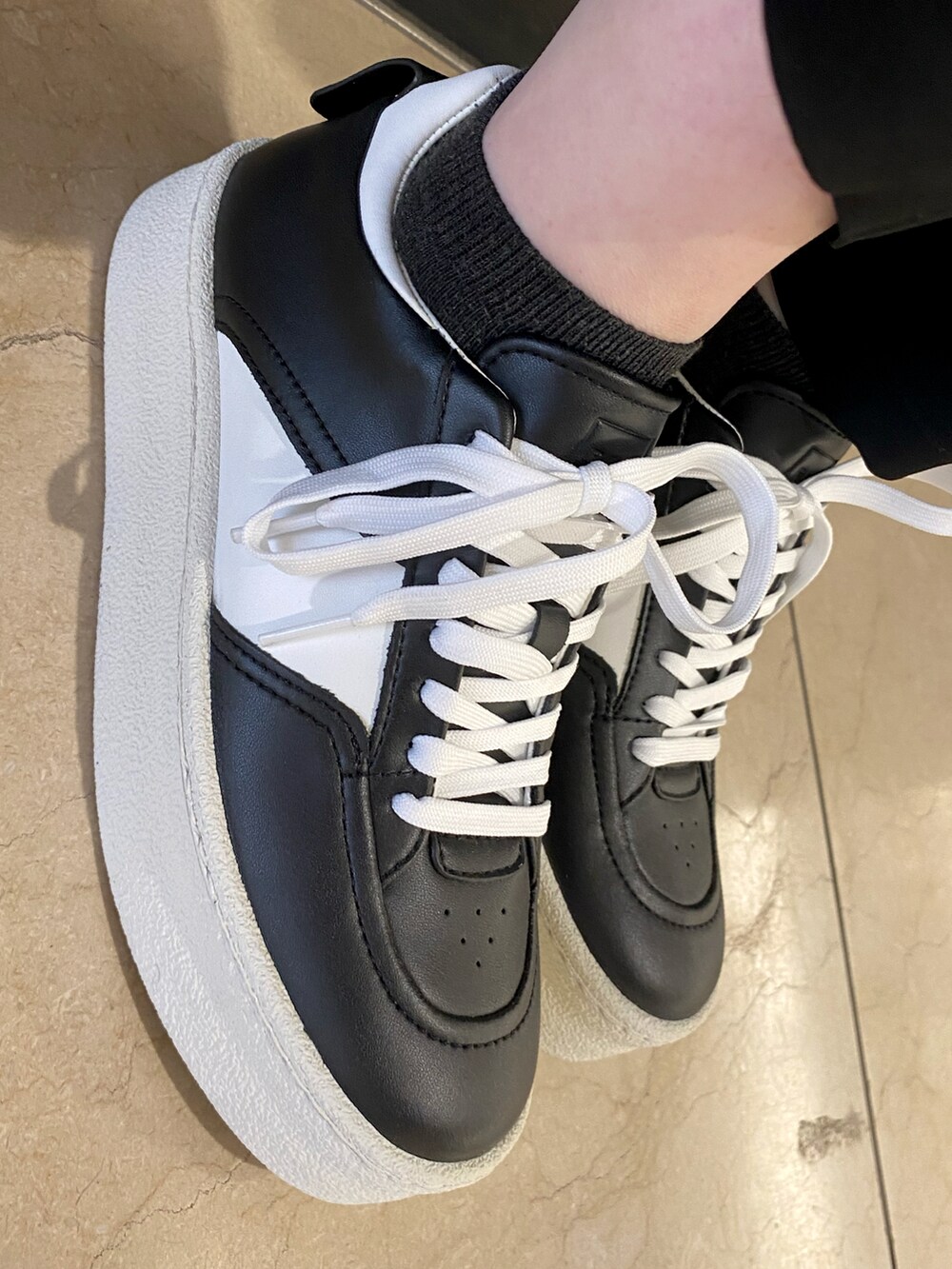 ブラック系のシャツ/ブラウス、ブルー系のショルダーバッグ、ブラック系のパンツを着用したレディースの冬コーディネートの4枚目の写真