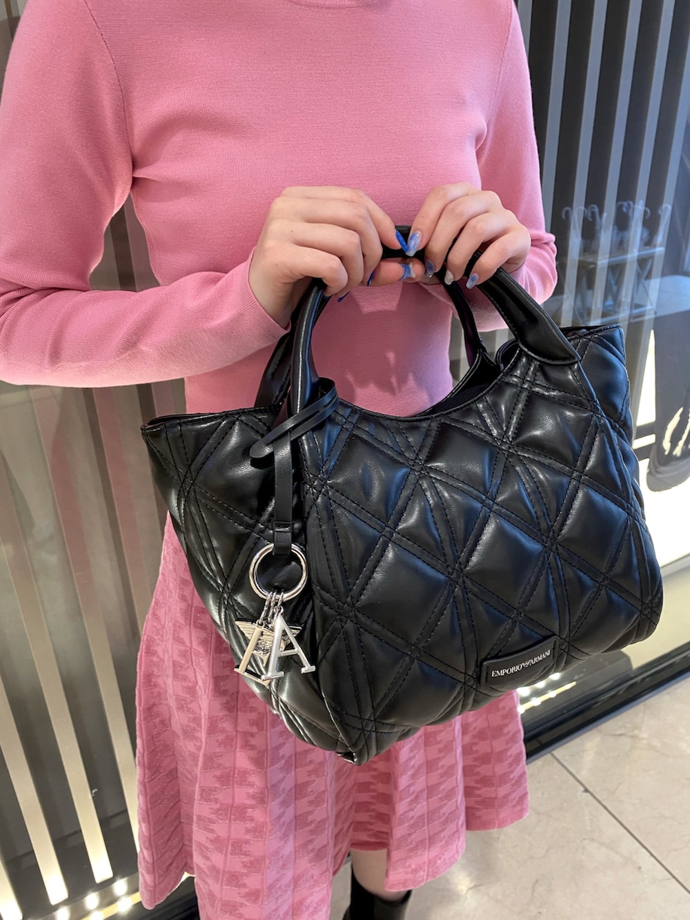「EMPORIO ARMANI、エンポリオアルマーニ、低身長コーデ、秋冬コーデ、ワンピース、大人ガーリー」｜「EMPORIO ARMANIのアイテム（帽子、ブラック系）」を使った、まぉ☺︎さん（レディース・159cm）の秋コーディネートの2枚目の写真