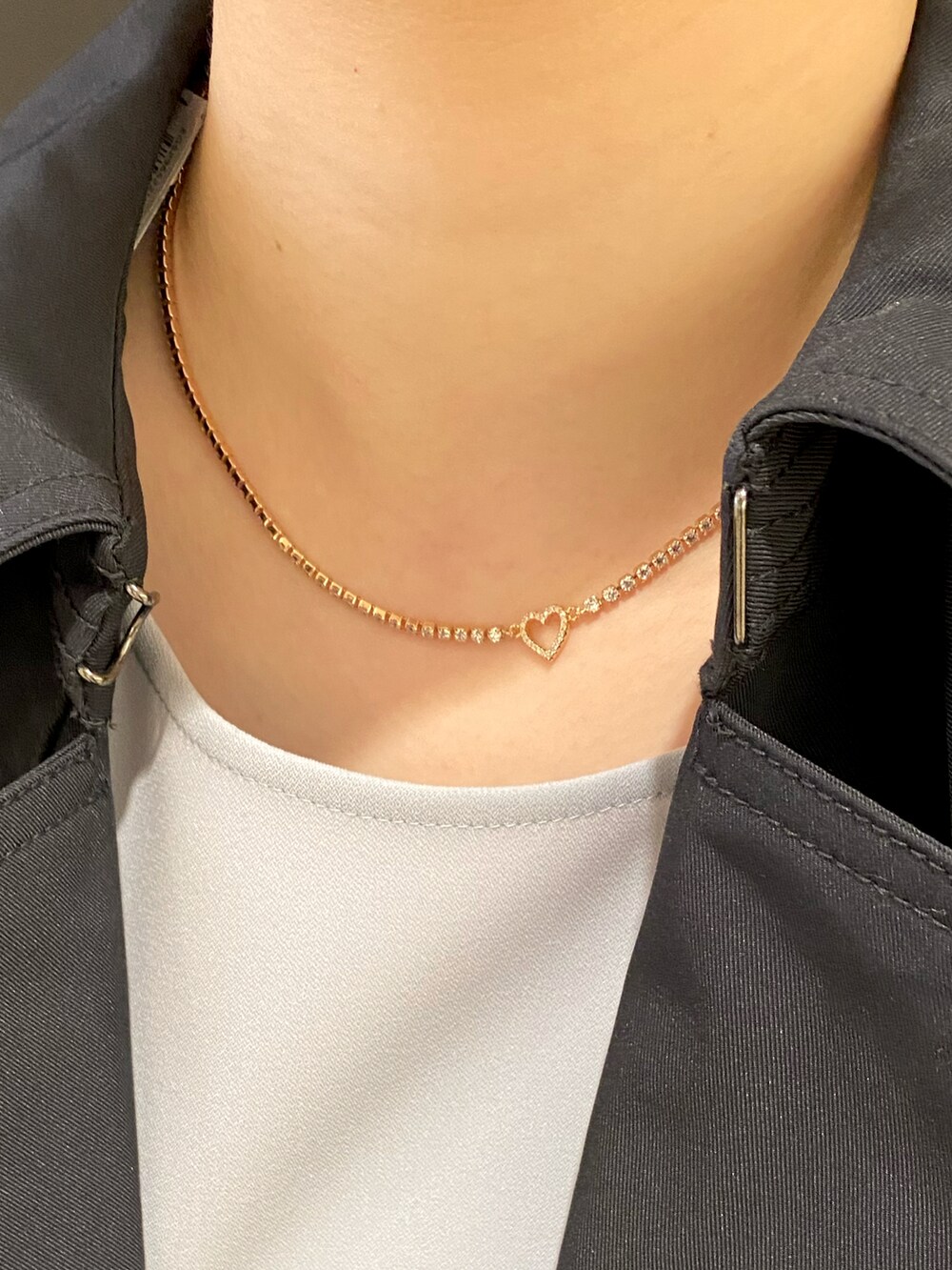 ブルー系のトレンチコート、ブルー系のワンピース/ドレス、ブルー系のハンドバッグを着用したレディースの冬コーディネートの2枚目の写真