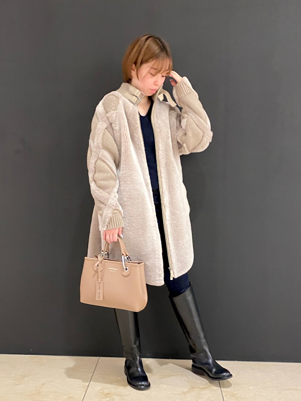 「EMPORIO ARMANI、エンポリオアルマーニ、CHALET、カプセルコレクション、低身長コーデ、秋冬コーデ、オトナ女子、ムートンコート、ロングブーツ、着回しコーデ」|「EMPORIO ARMANIのアイテム(ムートンコート、ベージュ系)」を使った、まぉ☺︎さん(レディース・158cm)の秋コーディネートの3枚目の写真