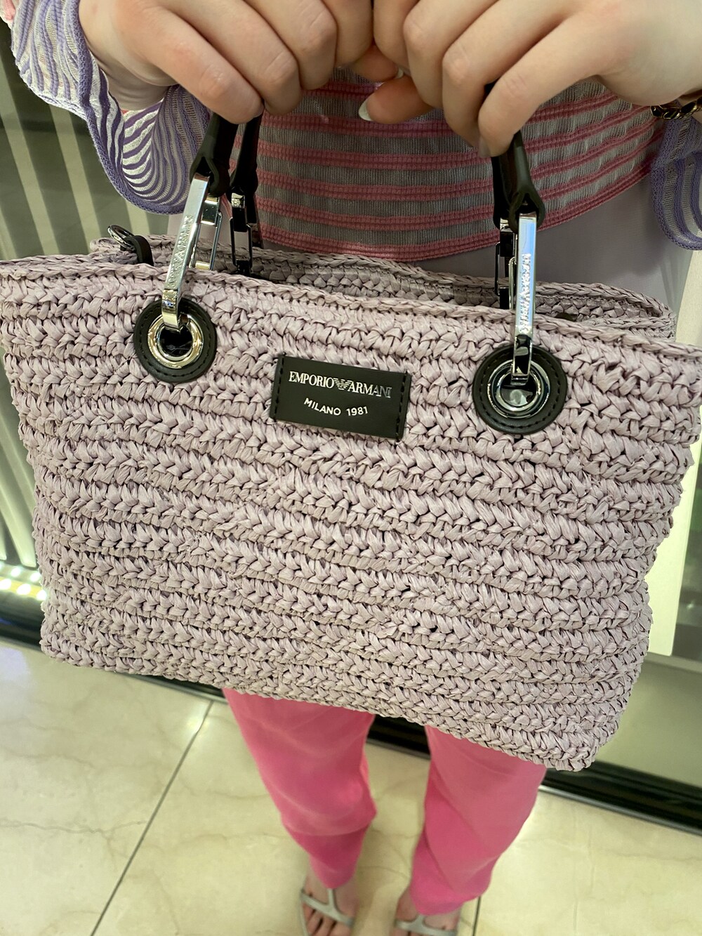 ピンク系のニット/セーター、ピンク系のシャツ/ブラウス、ピンク系のハンドバッグを着用したレディースの春コーディネートの3枚目の写真