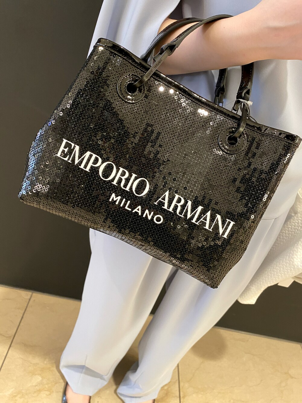 ブルー系のワンピース/ドレス、ブラック系のパンプス、ブラック系のハンドバッグを着用したレディースの冬コーディネートの2枚目の写真