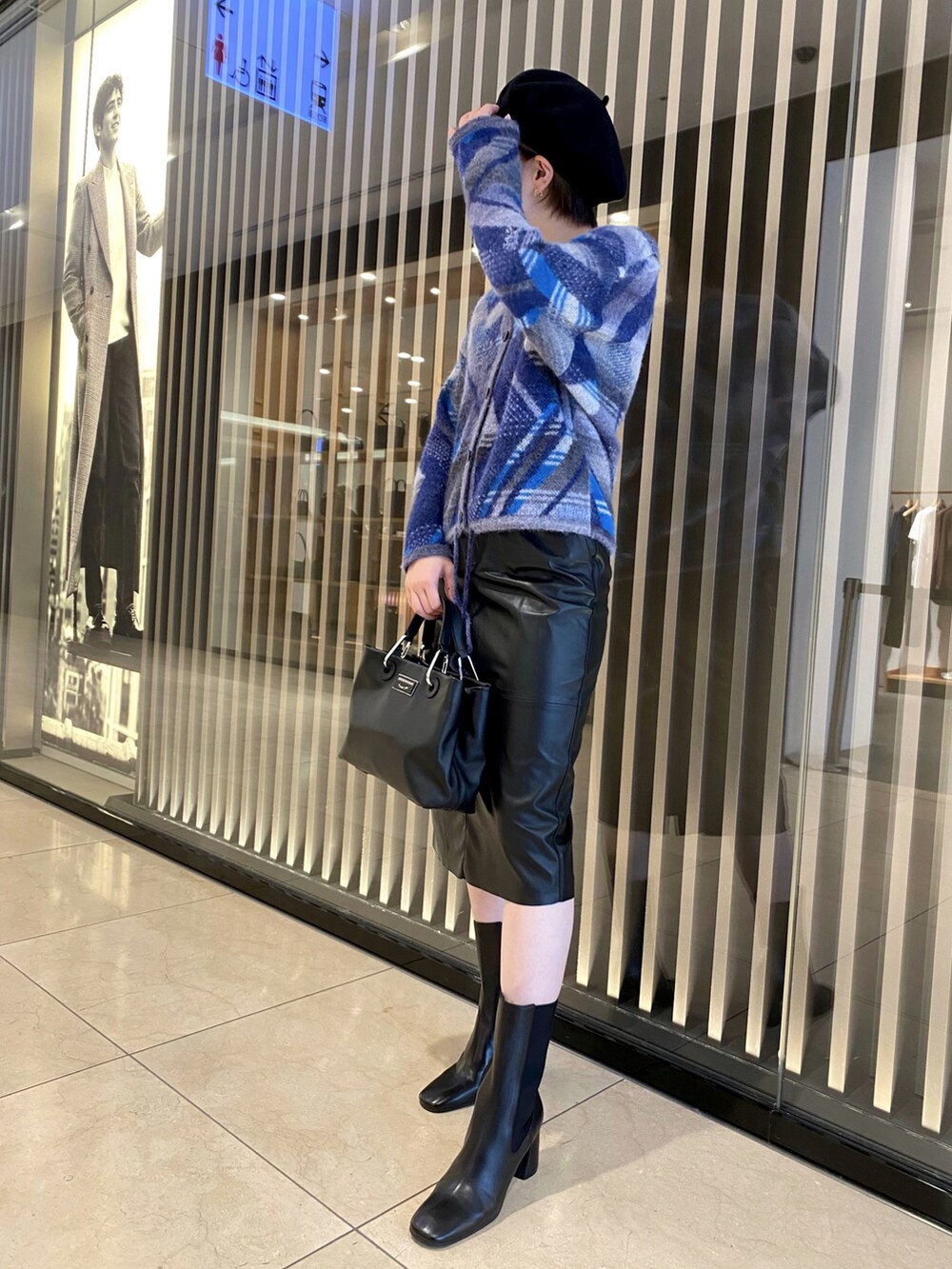 「EMPORIO ARMANI、エンポリオアルマーニ、低身長コーデ、秋冬コーデ、休日スタイル、おでかけコーデ、大人カジュアル、大人女子、着回しコーデ」｜「EMPORIO ARMANIのアイテム（帽子、ブラック系）」を使った、まぉ☺︎さん（レディース・159cm）の秋コーディネートの2枚目の写真