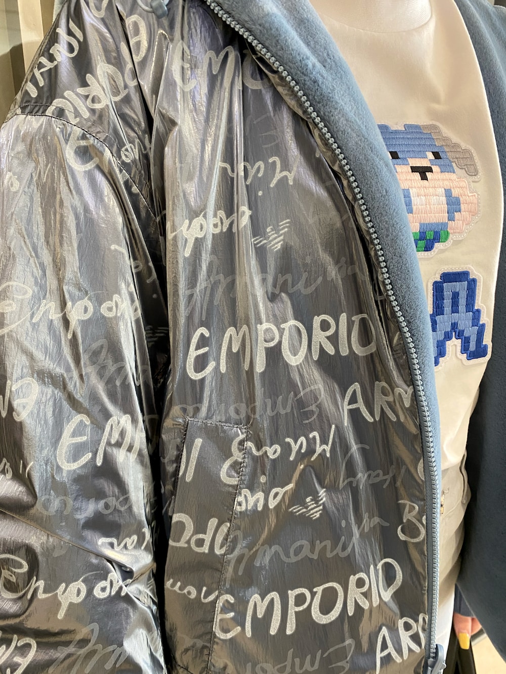 ブルー系のジャケット/アウター、ブラック系のハンドバッグ、ブルー系のデニムパンツを着用したレディースの秋コーディネートの3枚目の写真