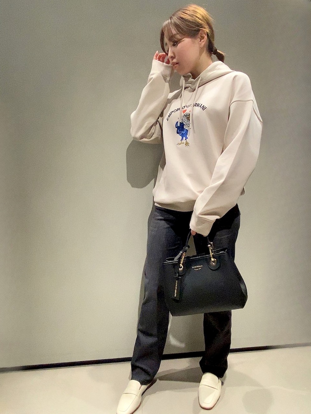 「EMPORIO ARMANI、エンポリオアルマーニ、低身長コーデ、パーカーコーデ、大人カジュアル、秋コーデ、リラックススタイル」|「EMPORIO ARMANIのアイテム(キャップ、ブラック系)」を使った、まぉ☺︎さん(レディース・158cm)の夏コーディネートの3枚目の写真