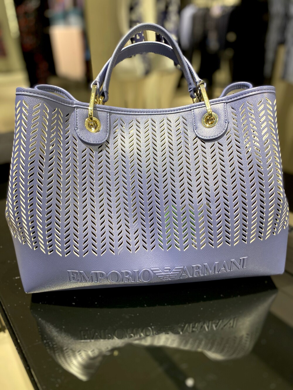 ブルー系のパンツ、ブルー系のショルダーバッグ、シルバー系のパンプスを着用したレディースの秋コーディネートの2枚目の写真