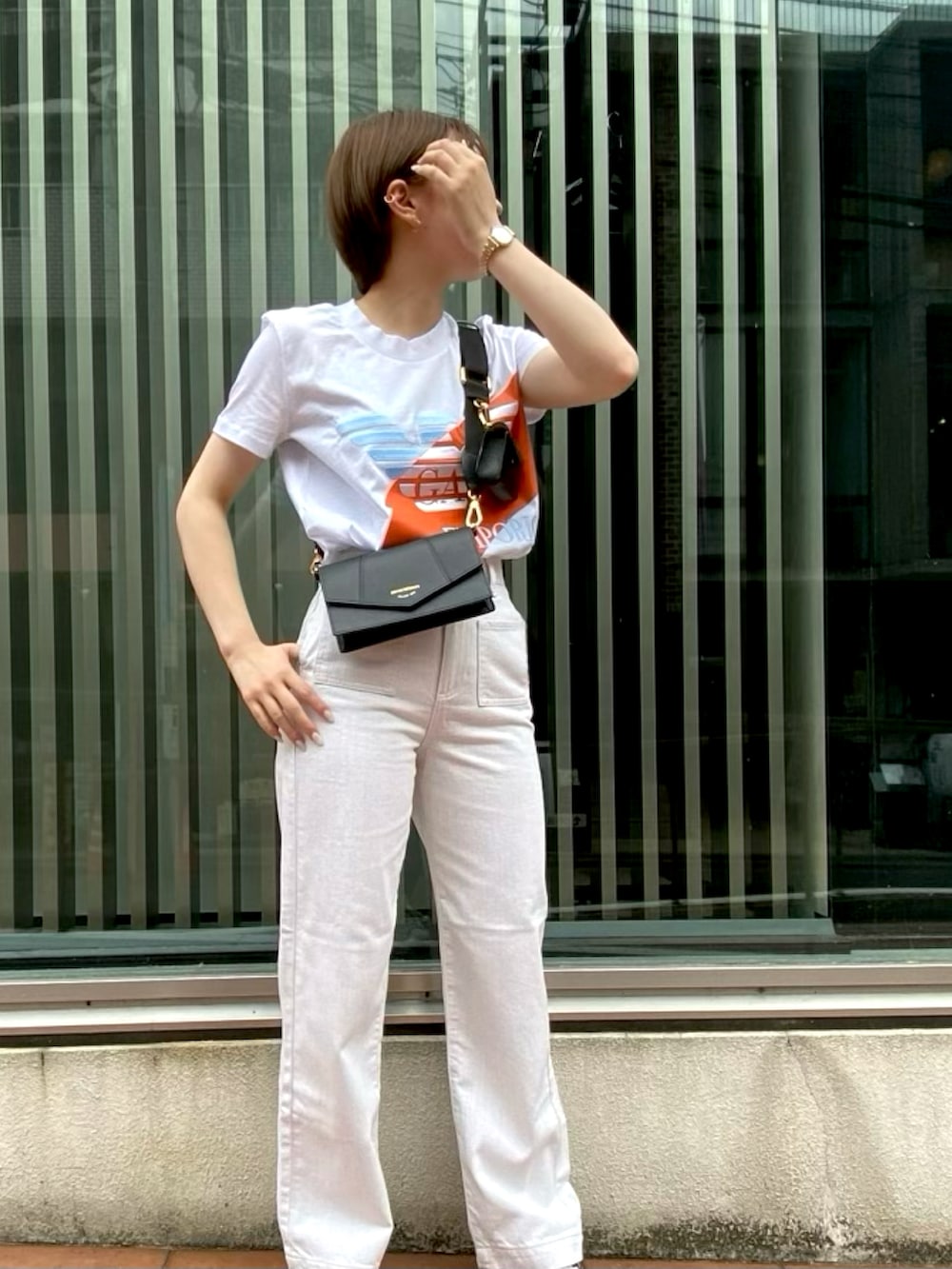 「EMPORIO ARMANI、エンポリオアルマーニ、低身長コーデ、休日コーデ、カジュアル、Tシャツ、デニム、Tシャツ×デニム、スニーカー」|「EMPORIO ARMANIの【エンポリオ アルマーニ】Tシャツ オーガニックジャージー ボールドEAロゴ(Tシャツ/カットソー、パープル系)」を使った、まぉ☺︎さん(レディース・158cm)の秋コーディネートの3枚目の写真