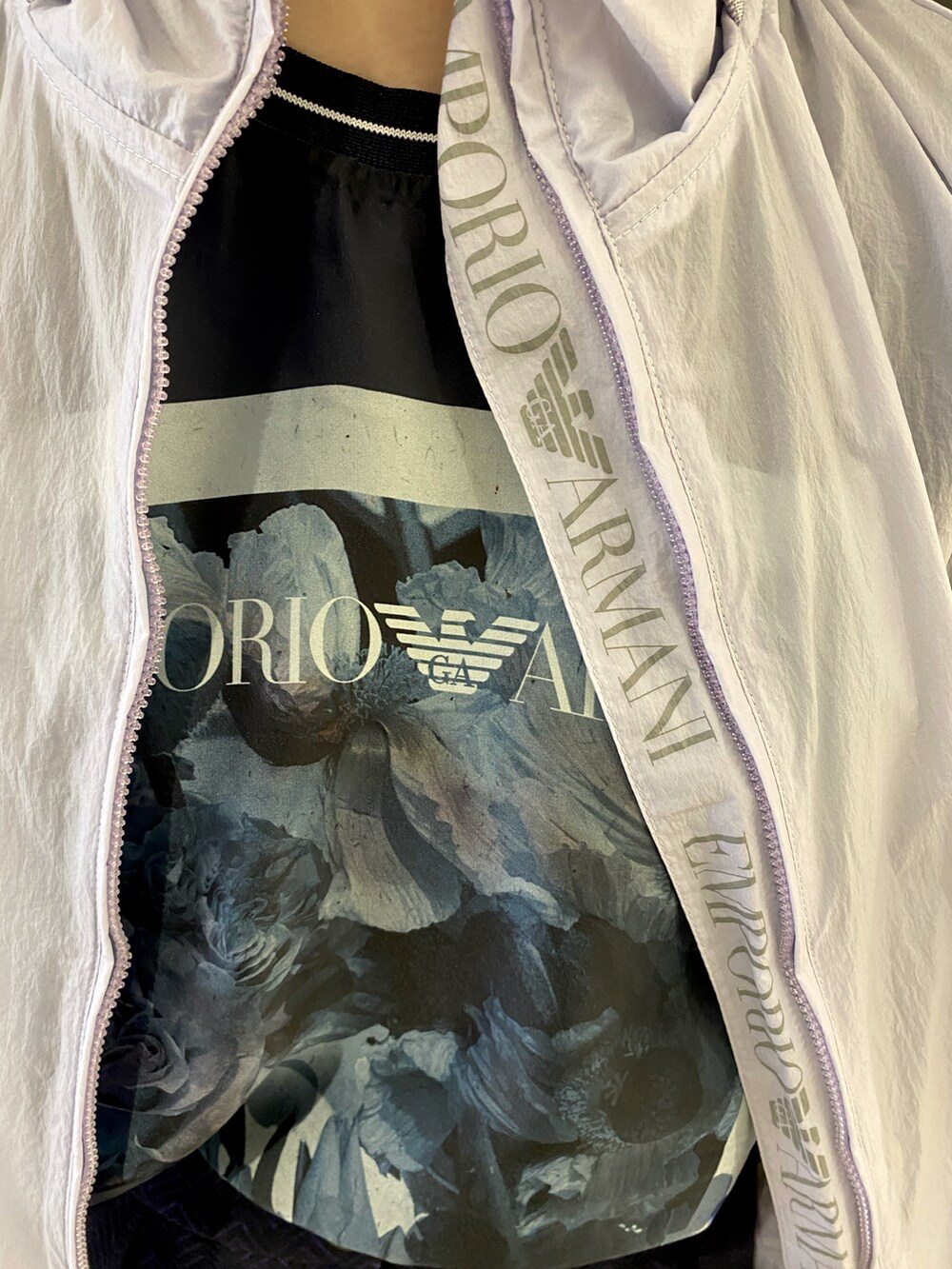 ブルー系のパンツ、ブルー系のハンドバッグ、シルバー系のパンプスを着用したレディースの春コーディネートの5枚目の写真