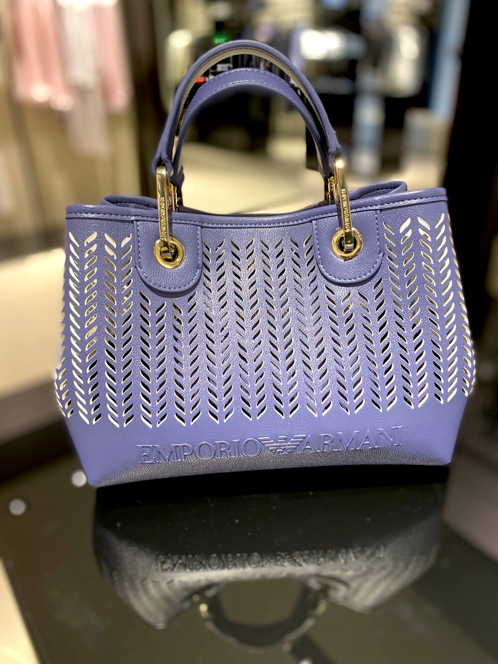 ホワイト系のTシャツ/カットソー、ブルー系のデニムパンツ、ブルー系のショルダーバッグを着用したレディースの秋コーディネートの3枚目の写真