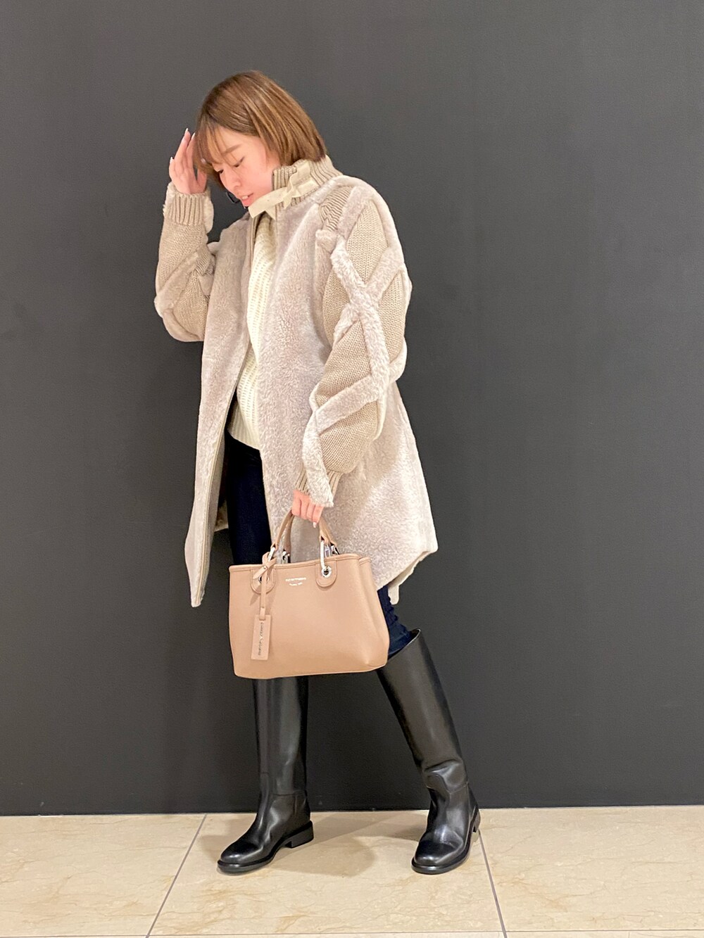 EMPORIO ARMANIのムートンコートを使った人気ファッション