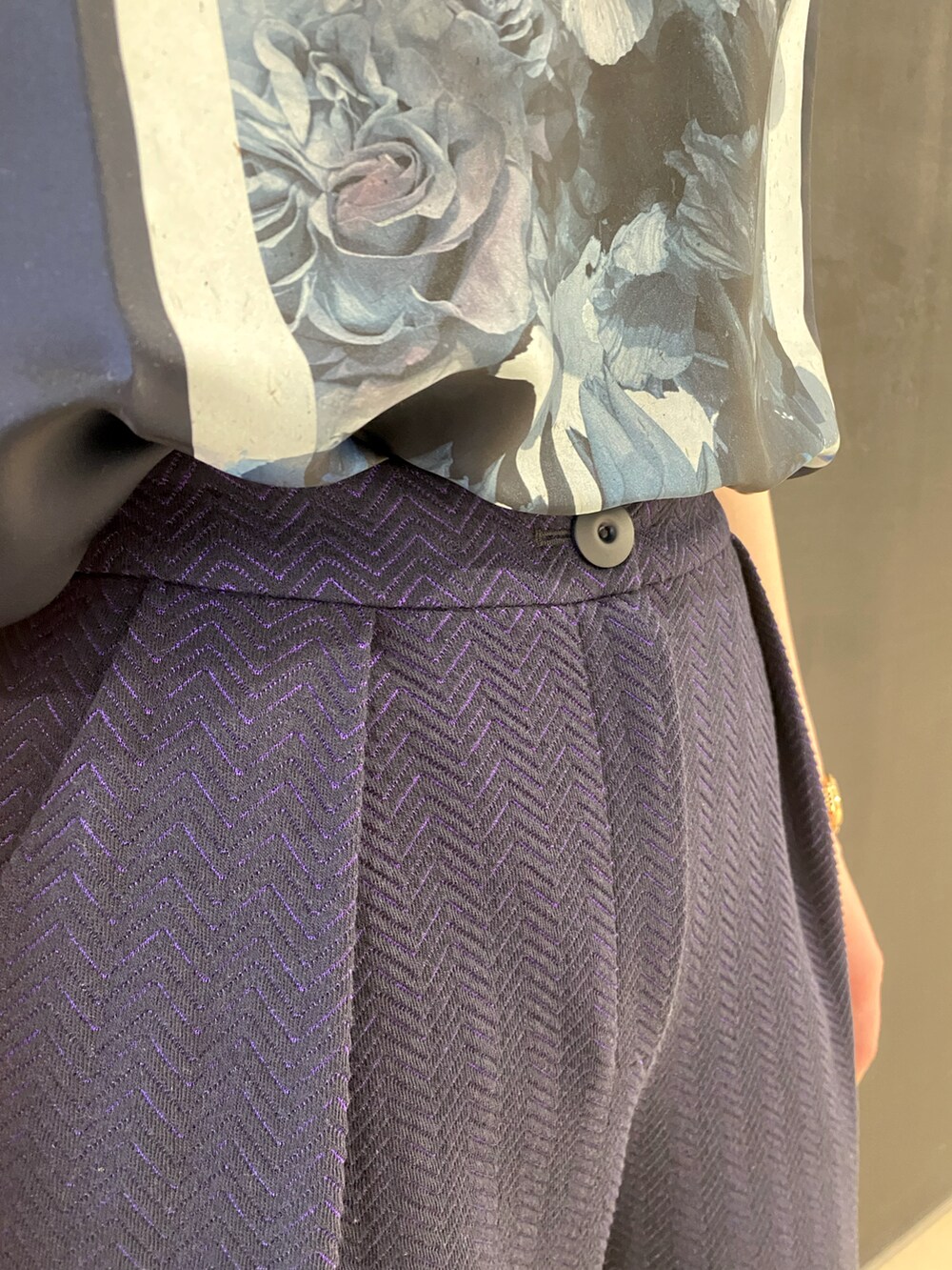 ブルー系のパンツ、ブルー系のハンドバッグ、シルバー系のパンプスを着用したレディースの春コーディネートの2枚目の写真