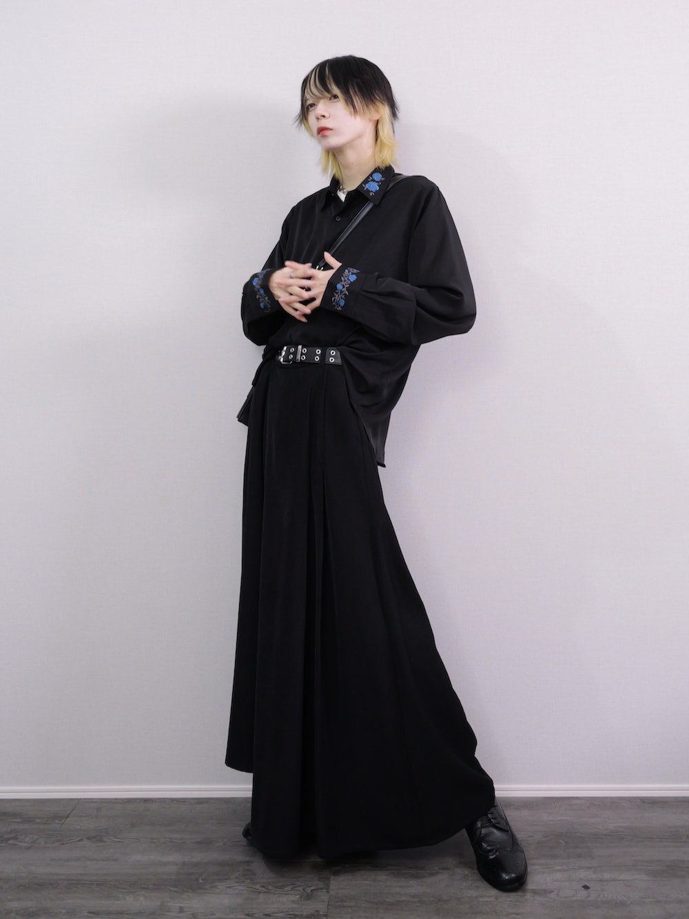 ブラック系のシャツ/ブラウス、ブラック系のその他パンツ、ブラック系のショルダーバッグを着用したメンズの冬コーディネートの2枚目の写真