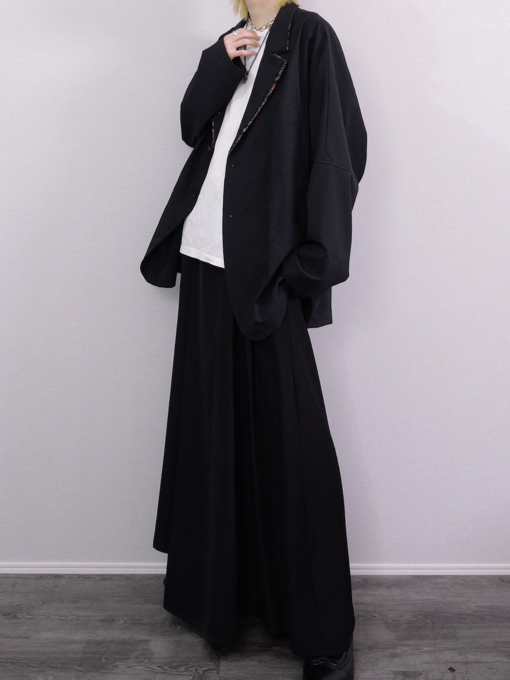 ブラック系のジャケット/アウター、ホワイト系のTシャツ/カットソー、ブラック系のその他パンツを着用したメンズの冬コーディネートの3枚目の写真