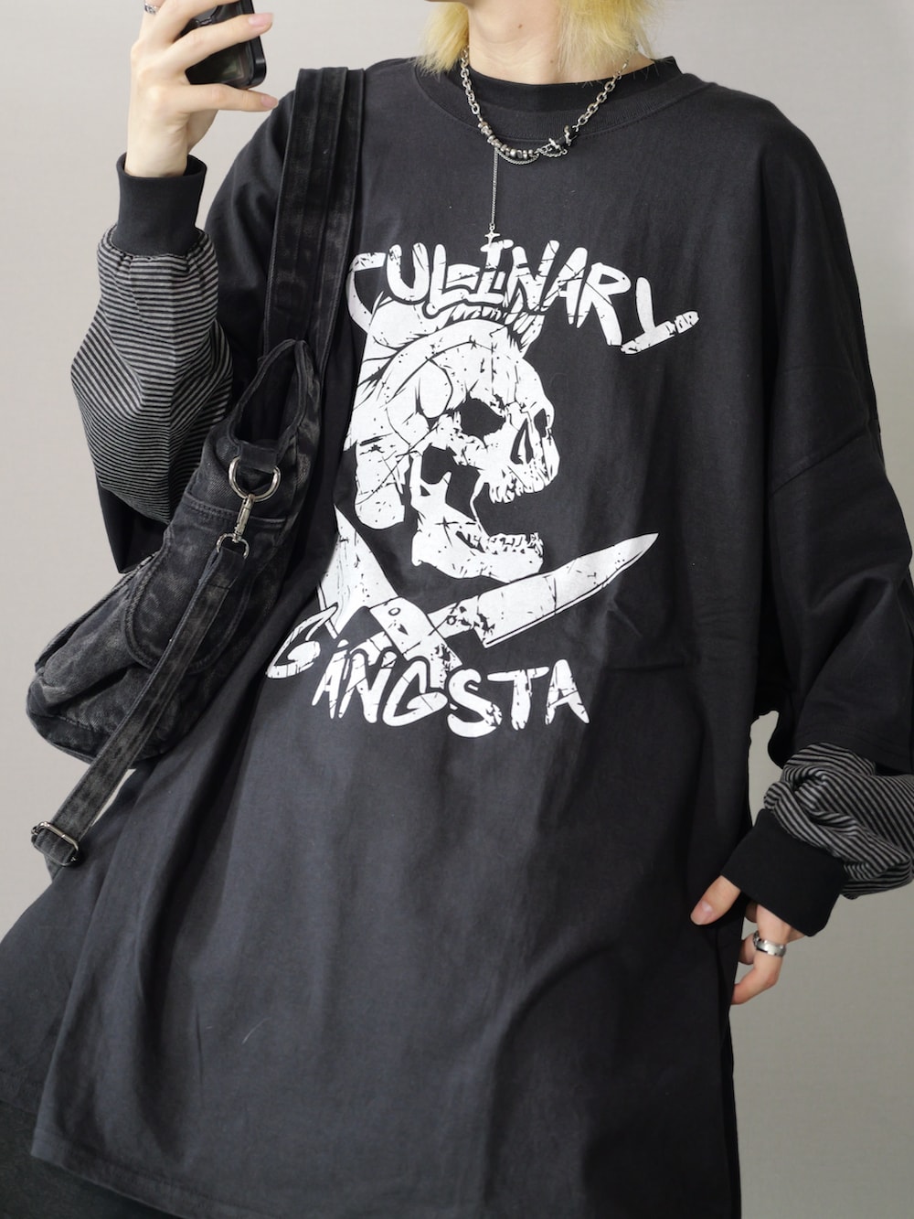 ブラック系のTシャツ/カットソー、ブラック系のショルダーバッグ、ブラック系のスウェットパンツを着用したメンズの春コーディネートの2枚目の写真
