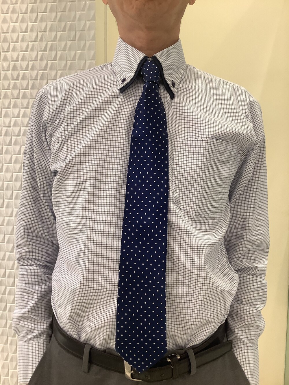 ブルー系のビジネスシャツを着用したメンズの春コーディネートの2枚目の写真